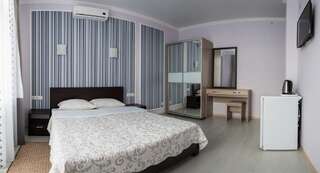 Гостиница Villa Mira Алушта Двухместный номер с двуспальной кроватью и дополнительной кроватью-4