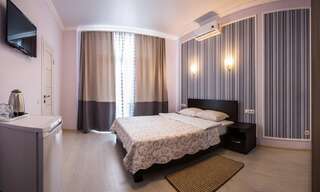 Гостиница Villa Mira Алушта Двухместный номер с двуспальной кроватью и дополнительной кроватью-1