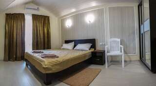 Гостиница Villa Mira Алушта Двухместный номер с двуспальной кроватью и дополнительной кроватью-5